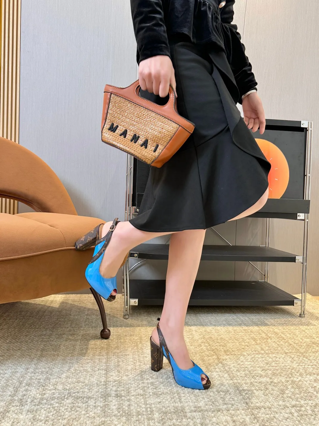👟👟Ex-factory price 400👟👟 Louis Vuitton Louis Vuitton, 2025 high-heeled sandals, modern and fashionable in one! Release a powerful aura like a queen and capture everyone's attention instantly! Fabric: LV classic presbyopia + patent leather Lining/foot pads: imported lambskin Heel height 9.5cm; Front platform: 1.5cm Code number: 35-41